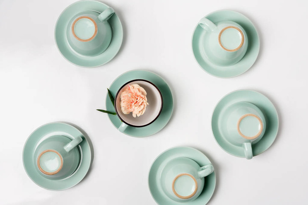 Καθαρά πιάτα, καφές ή τσάι φλιτζάνια σετ - Φωτογραφία, εικόνα