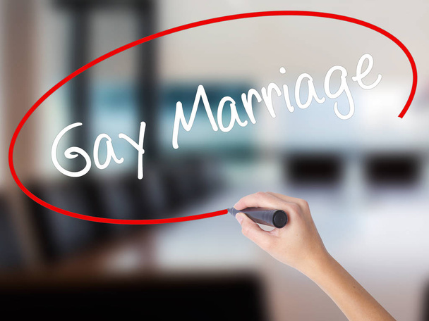 Γυναίκα το χέρι γραφής Gay γάμος με μαρκαδόρο πάνω από διαφανή β - Φωτογραφία, εικόνα