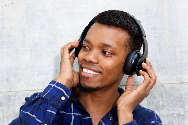 férfi fülhallgatóval zenét hallgat - Fotó, kép