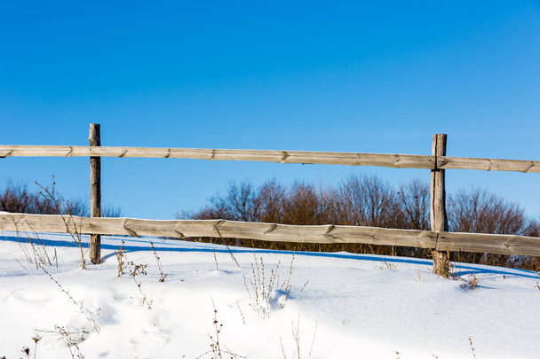 houten hek op winter weide - Foto, afbeelding