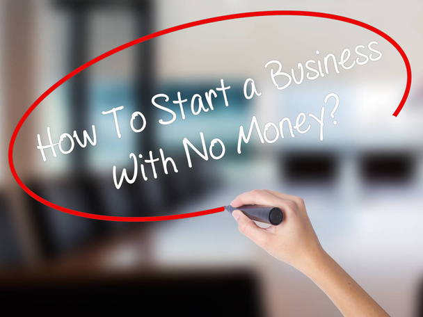 Γυναίκα χέρι γραπτώς πώς να ξεκινήσετε μια επιχειρηματική δραστηριότητα χωρίς χρήματα; με ένα - Φωτογραφία, εικόνα