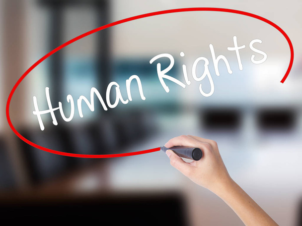 Γυναίκα το χέρι γραφής ανθρωπίνων δικαιωμάτων με μαρκαδόρο πάνω από διαφανή β - Φωτογραφία, εικόνα