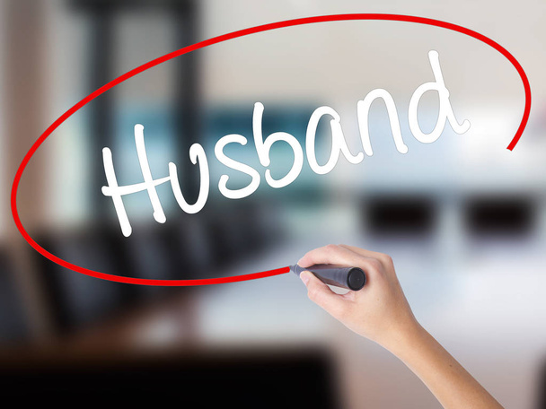 Ženská ruka psaní manžel fixou přes průhledné desky. - Fotografie, Obrázek