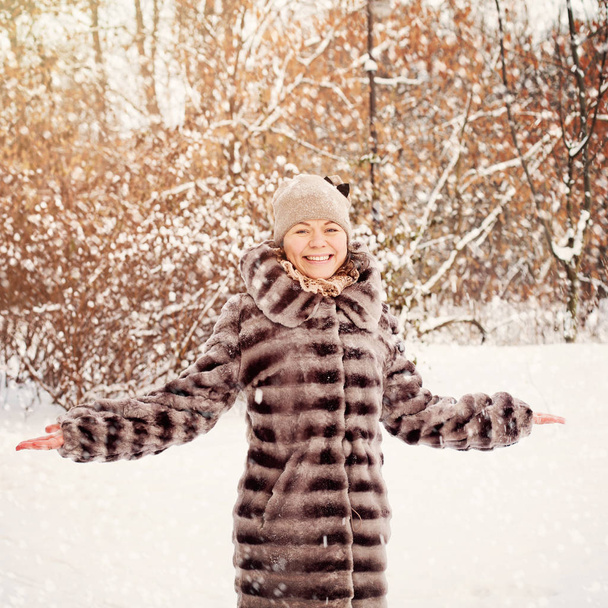 Щасливі зріла жінка в зимовий парк - Фото, зображення