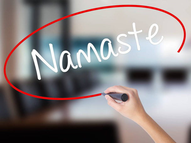 Nő kézzel írás Namaste átlátszó étkezés egy jelölővel - Fotó, kép