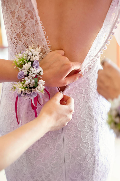 ブライドメイドは花嫁のための結婚式の朝のドレス、します。 - 写真・画像