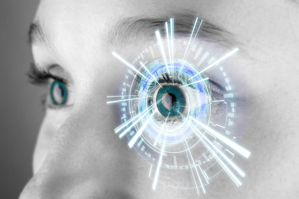 Auge einer Frau mit digitaler Schnittstelle - Foto, Bild