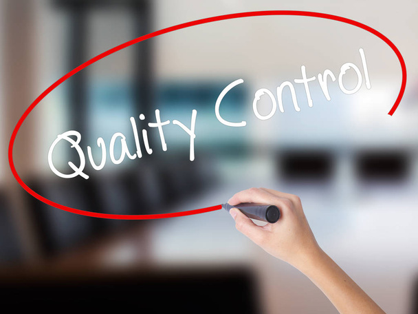 Ženská ruka psaní kontroly kvality fixou přes průhledné - Fotografie, Obrázek