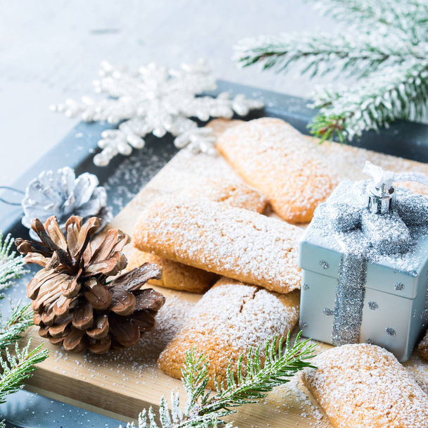 Zima, domowe ciasteczka na Boże Narodzenie. Plac - Zdjęcie, obraz