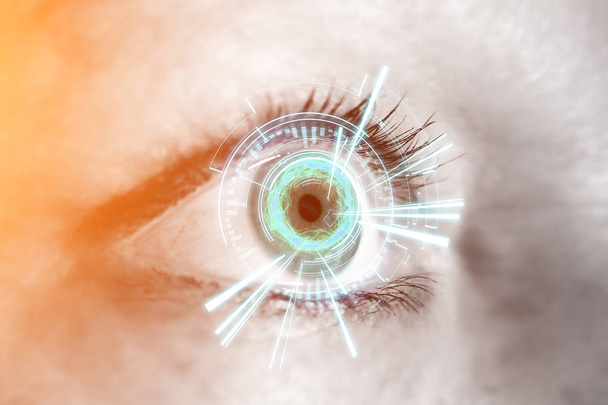 Глаз женщины с цифровым интерфейсом
 - Фото, изображение