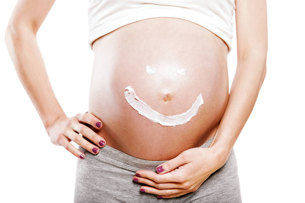 Sahne glücklich Smiley Gesicht auf dem Bauch der schwangeren Frau isoliert  - Foto, Bild