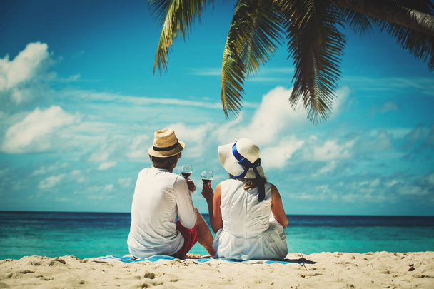 happy loving couple drinking wine at tropical beach - Foto, imagen