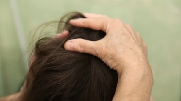 Woman doing massage of the head - Video