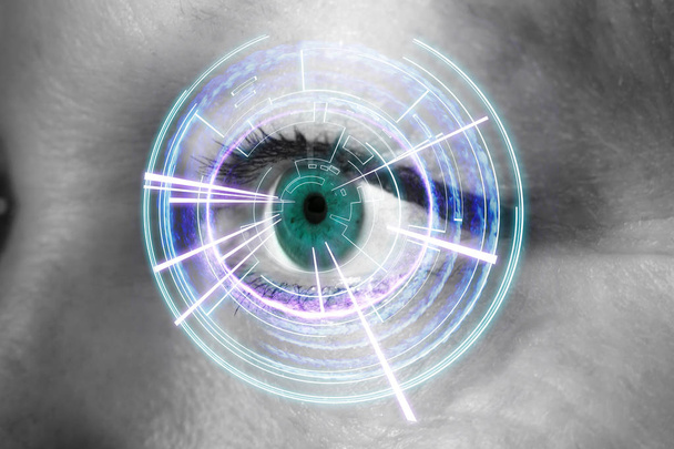 Olho de uma mulher com interface digital
 - Foto, Imagem