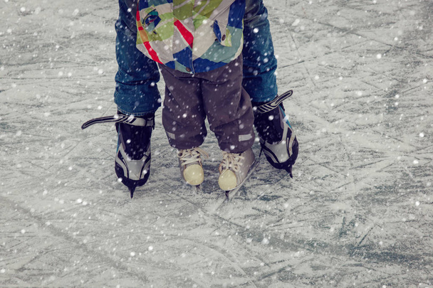 padre e figlioletta imparano a pattinare in inverno
 - Foto, immagini