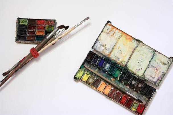Well-used paintbox and brushes - Foto, Imagem
