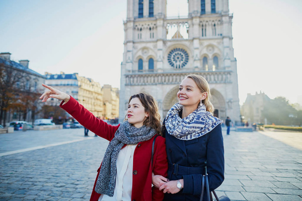 Two young girls near Notre-Dame in Paris - Foto, afbeelding