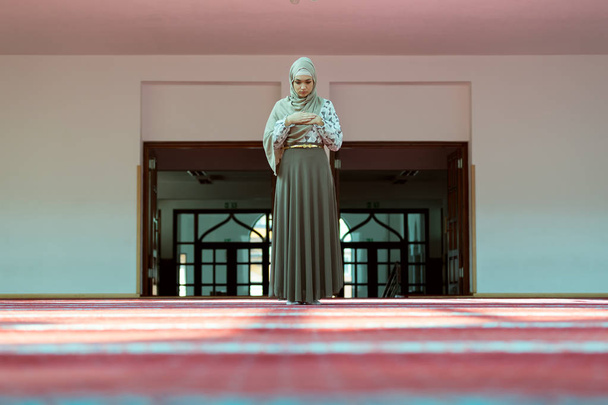 Muslim Woman Praying In Mosque - Fotografie, Obrázek
