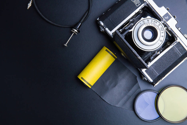 Вінтажна фотокамера плівка з об'єктивом і фотографічним обладнанням o
 - Фото, зображення