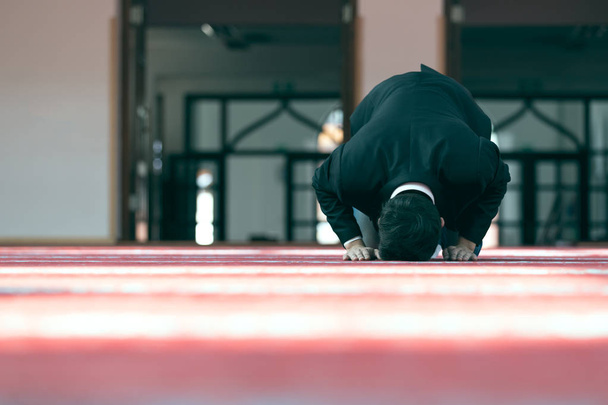 Muslim Man Praying In Mosque - Foto, Bild