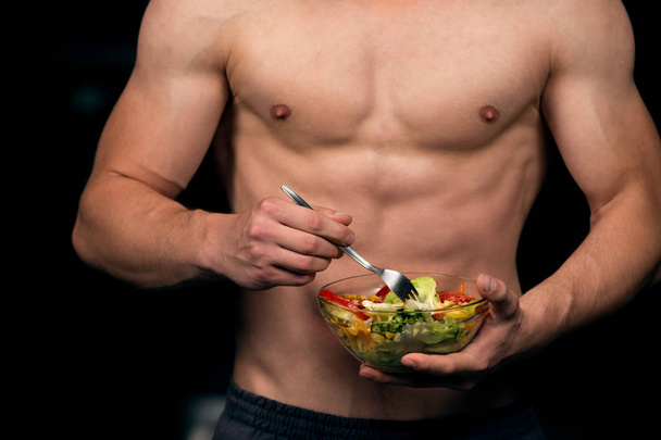 healthy man holding a fresh salad bowl - Fotoğraf, Görsel