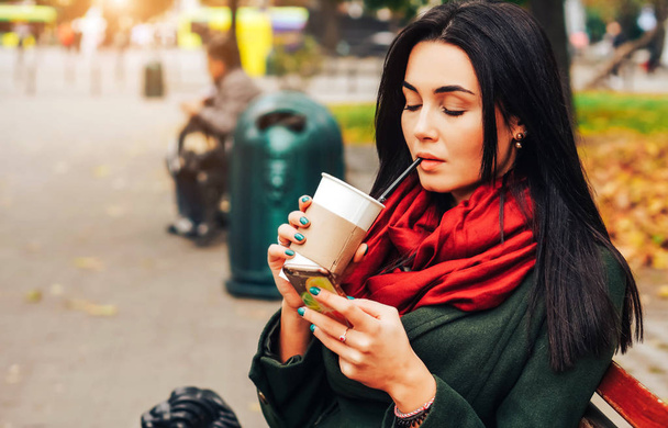 girl sitting  with coffee and phone - Φωτογραφία, εικόνα