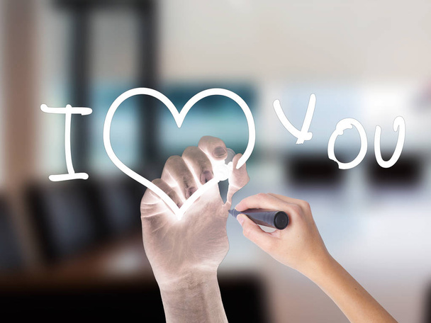 Femme écriture à la main je t'aime avec un marqueur sur bo transparent
 - Photo, image