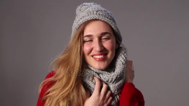 beautiful young woman enjoying wearing warm winter woolen clothes - Záběry, video