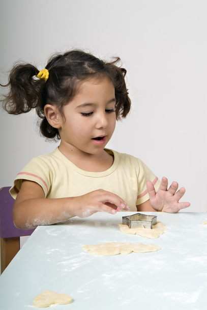 Little girl making cookies - Foto, Imagen