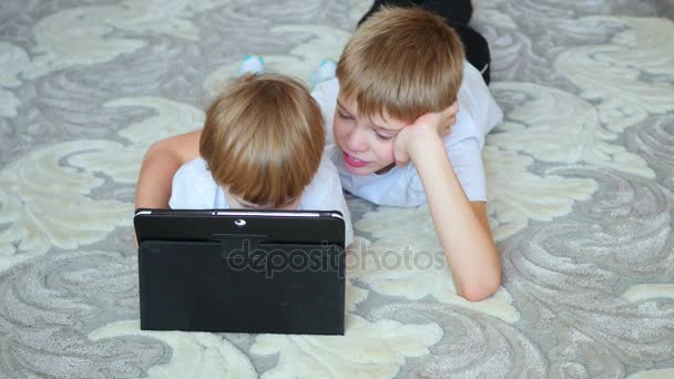 Kinder schauen Cartoons auf Tablet-PC am Boden - Filmmaterial, Video