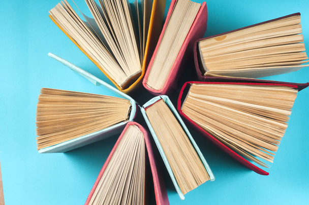 Vista dall'alto di libri rigidi colorati luminosi in un cerchio
. - Foto, immagini