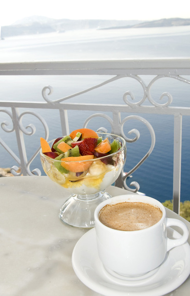 コーヒー、ギリシャ ヨーグルト レストラン サントリーニ島のカルデラで - 写真・画像