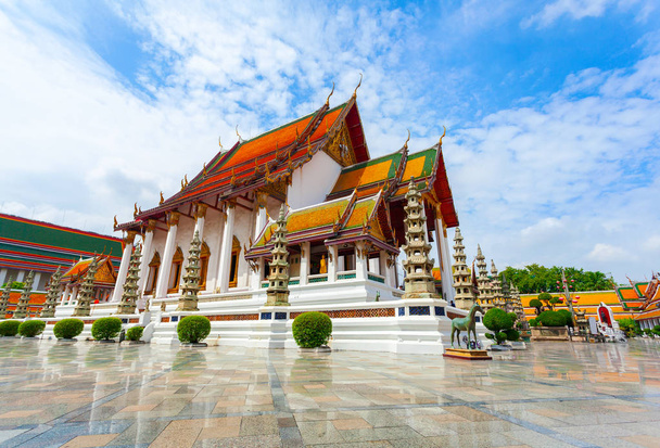 Wat Suthat Thep Wararam, Bangkok, Thailand - Фото, изображение