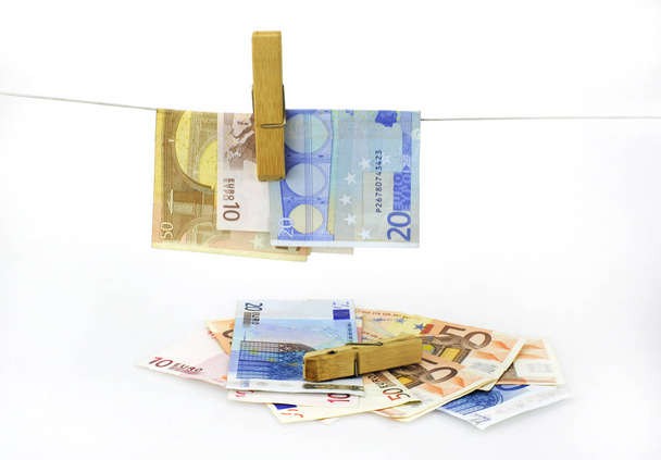 Eurobiljetten met wasknijpers - Foto, afbeelding