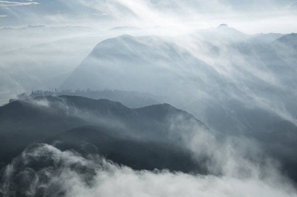Paisaje. Amanecer en la montaña El pico de Adán. Sri Lanka
. - Foto, imagen