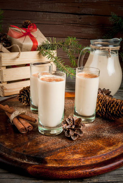 Cóctel tradicional de Navidad - Irish Cream, Cola de mono
  - Foto, imagen