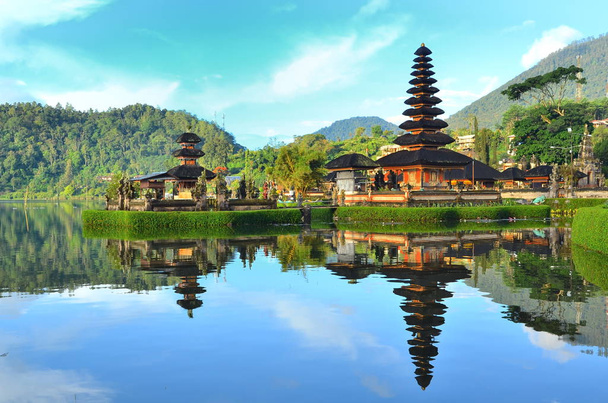 Pura Ulun Danu tapınağı Bali Endonezya 'daki Beratan gölünde - Fotoğraf, Görsel