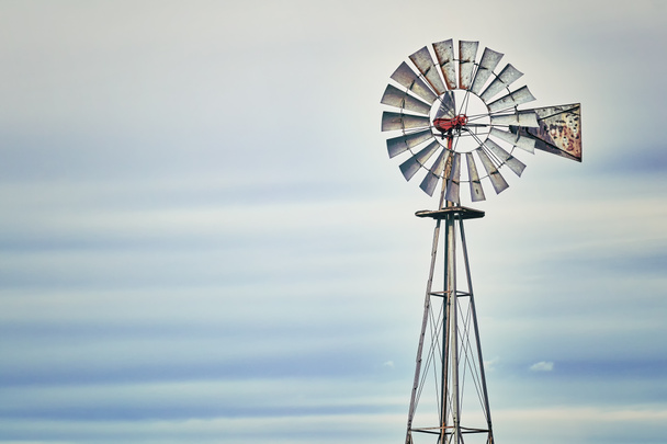 Винтажная тонированная ветряная мельница, символ Дикого Запада
. - Фото, изображение