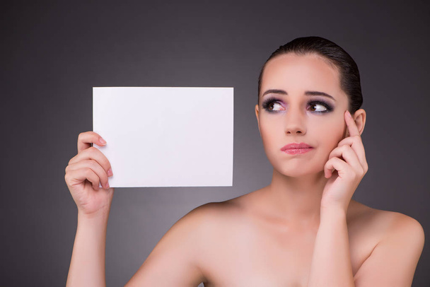 Beautiful woman with blank message paper - Photo, Image