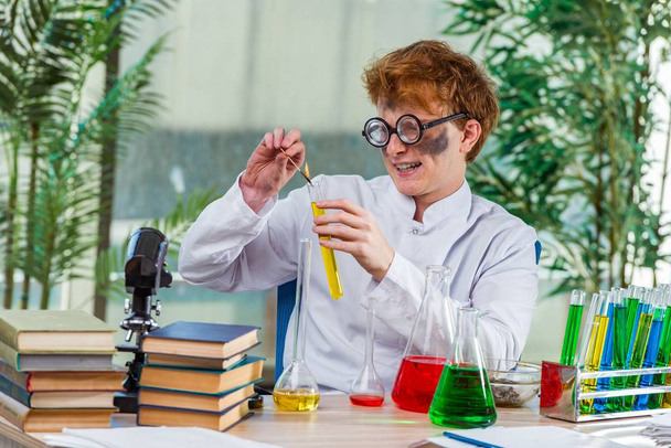 Mladý šílený chemik pracující v laboratoři - Fotografie, Obrázek