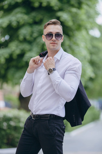 businessman on walk - Zdjęcie, obraz