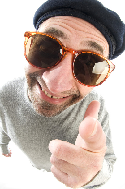 envelhecimento artista pensando nariz distorcido fechar chapéu de boina sorrindo
 - Foto, Imagem