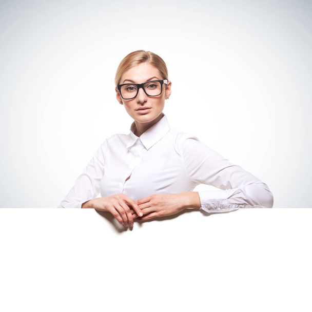 businesswoman holding a white billboard - Fotografie, Obrázek