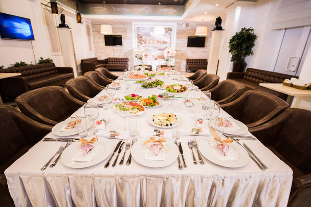 Événement magnifiquement organisé - table de banquet servie prête pour les invités
 - Photo, image