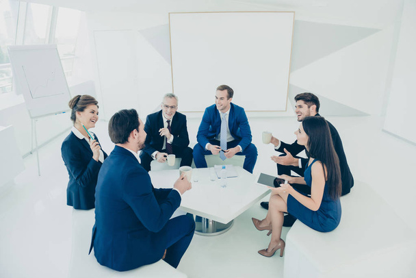 Nuoret menestyneet johtajat keskustelevat uudesta liiketoimintaprojektista
 - Valokuva, kuva