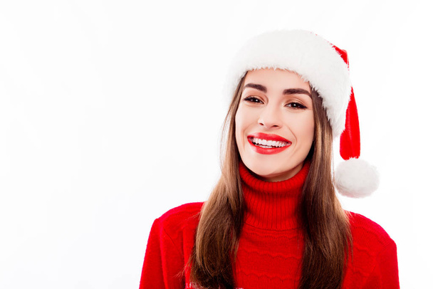 Portrait of beautiful laughing brunette woman in santa hat - Foto, imagen