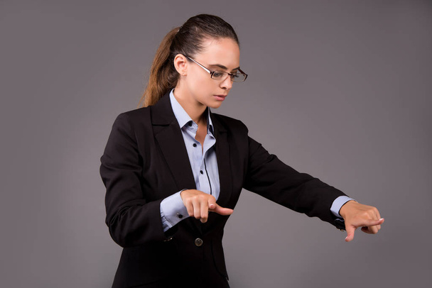 Mulher jovem empresária pressionando botões virtuais
 - Foto, Imagem