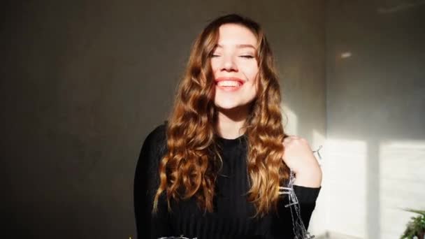 Portret close-up jonge vrouw geven Air Kiss Camera met perfecte glimlach - Video