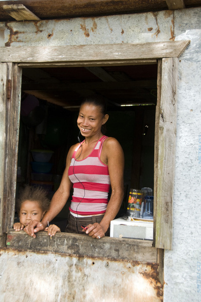 Nicaragua madre hija sonriendo pobreza casa Corn Island
 - Foto, imagen