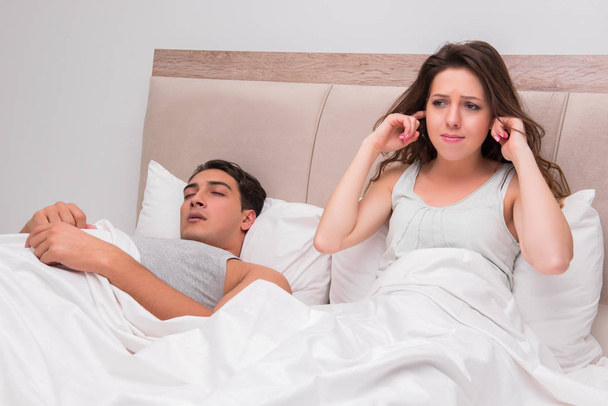 Vrouw die problemen heeft met echtgenoot snurken - Foto, afbeelding